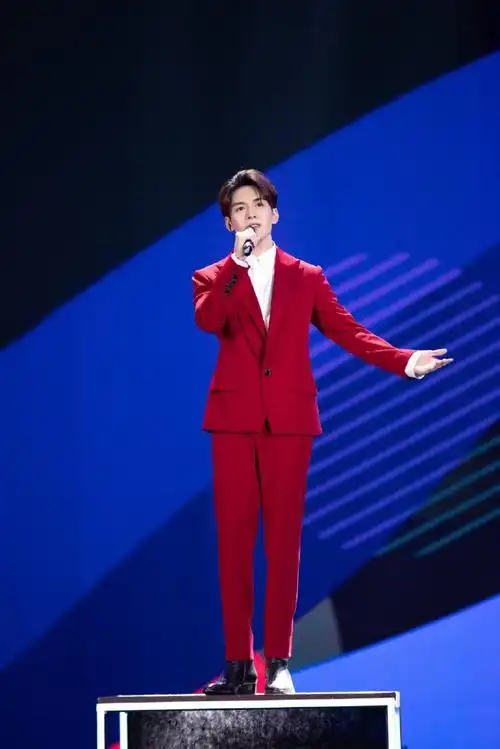 曾舜晞说年终总结要有作品##曾舜晞现身龙年春晚彩排