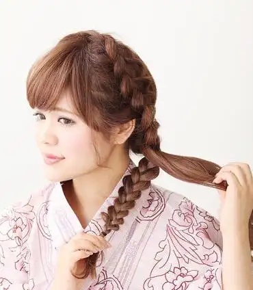 流行美侧边麻花辫的编法图解片