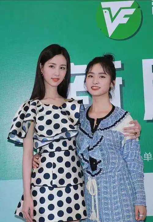 陈都灵沈月同框身高仅差8cm同穿短裙沈月暴露大象腿又矮又胖