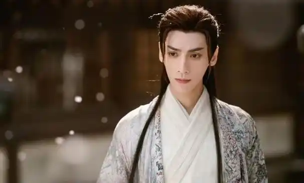 不得不说,罗云熙古装扮相惊艳,打戏行云流水,眼神细腻生动,跟古装适配