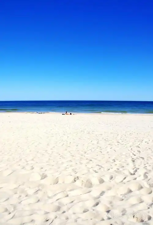 蓝天下的沙滩和大海