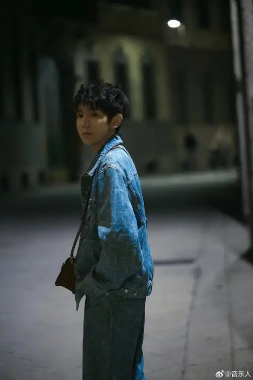 王源米兰街头牛仔大片##王源米兰时装周上班造型