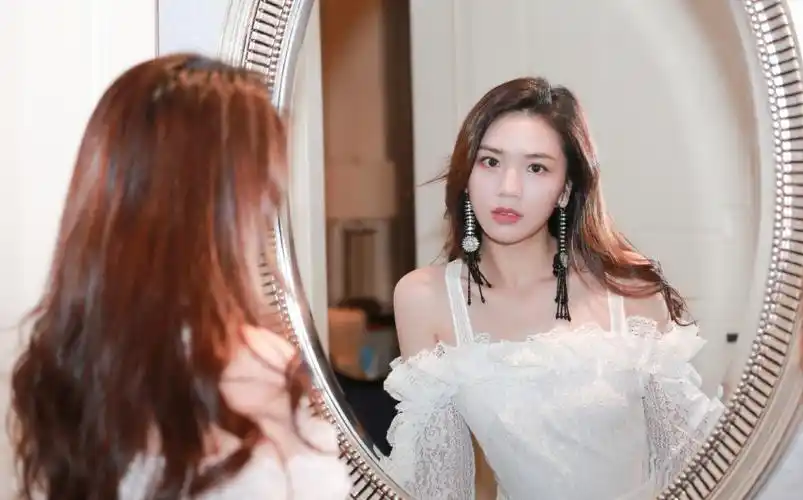 分享一组黄英图片给大家,图中的明星图片壁纸会点缀你的电脑桌面,美化