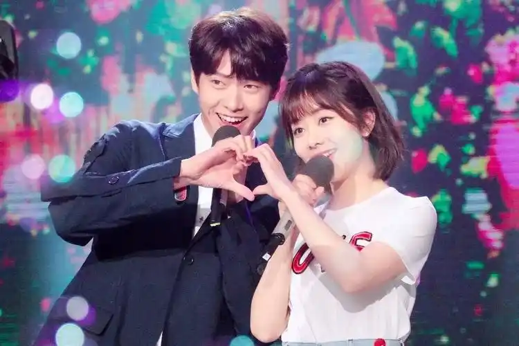 认识不到半天就闪婚魏大勋跟谭松韵回老家办婚礼