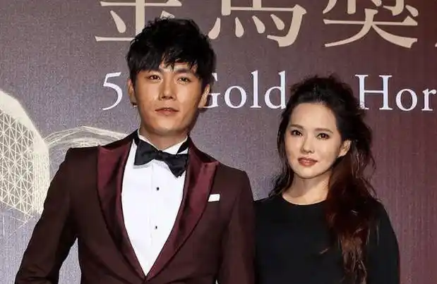 伊能静庾澄庆合体!现身纽约参加儿子毕业典礼,21岁哈利穿搭瞩目