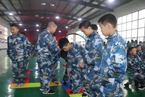 室内实践活动【指压板】:锻炼学生忍耐力,同时也助于脚底血液循环,寓