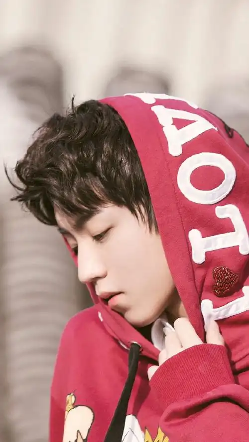 感觉王俊凯上一次弄卷毛发型已经是好久之前的事情了,不同造型不同