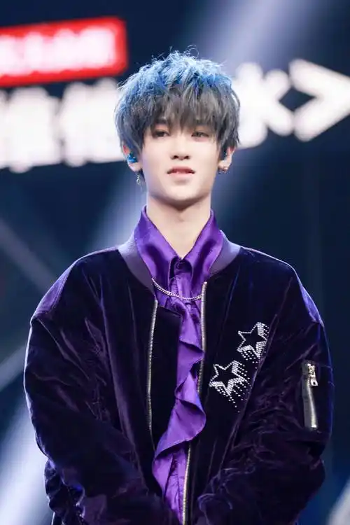 黄明昊图片 黄明昊帅气图片