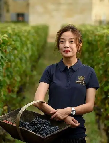 赵薇被抓拍照的素颜照,真的很苍老憔悴,穿裤子显五短身材!