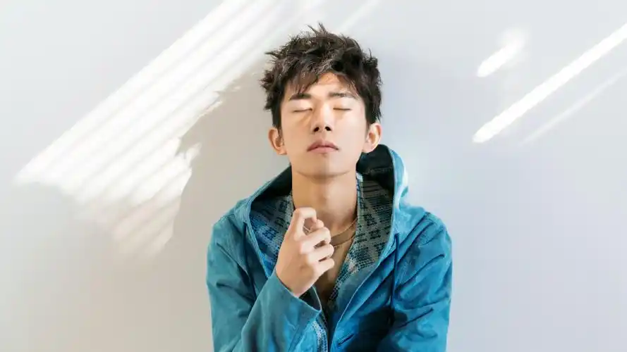 易烊千玺,内地演员,歌手.出生日期是2000-11-28,出生于湖南怀化.