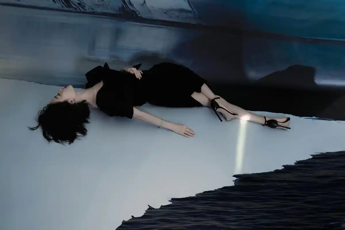 倪妮  性感美脚丫,这眼神好媚惑啊