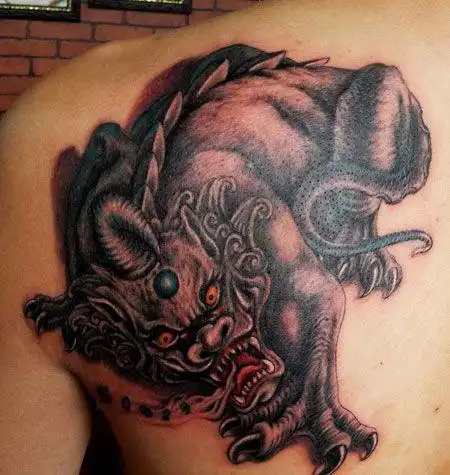 后背上的貔貅纹身图案