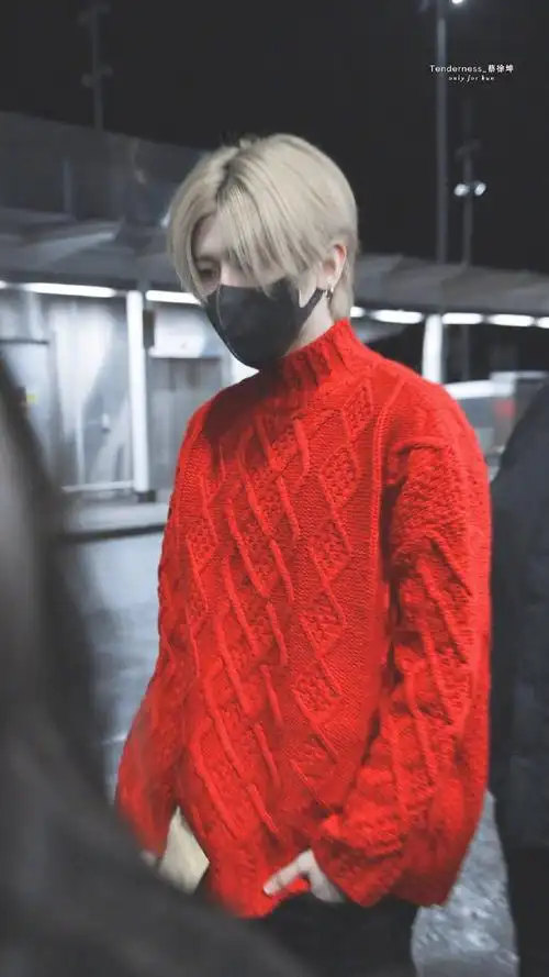 红色阿凡达?蔡徐坤进修后归国 趣味毛衣金发吸睛