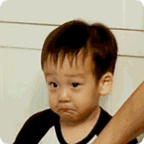 小男孩委屈噘嘴的表情包