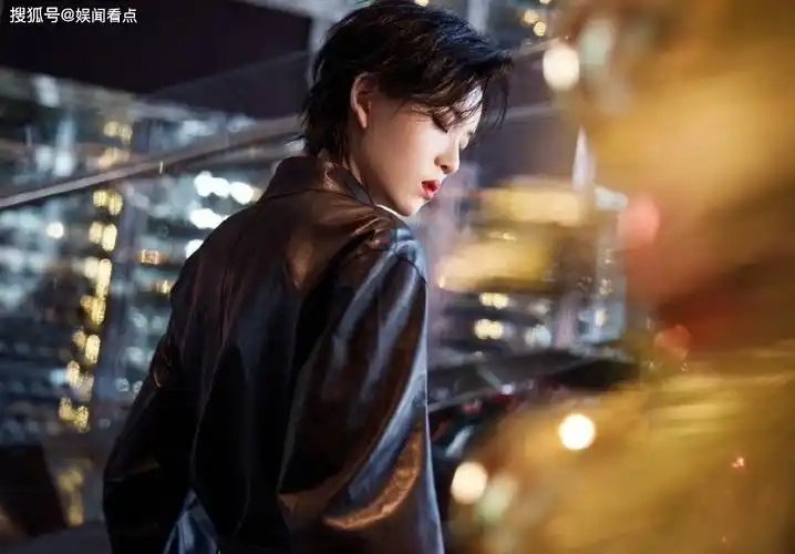 陆柯燃一身黑束腰皮衣造型微露锁骨可帅可魅