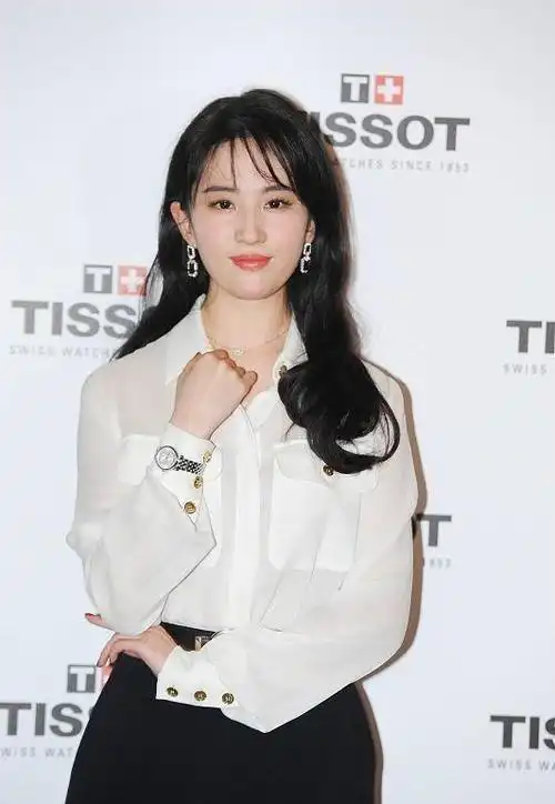 刘亦菲还真不适合留刘海,穿着总裁装,却配着萝莉发型不太搭调|白衬衫