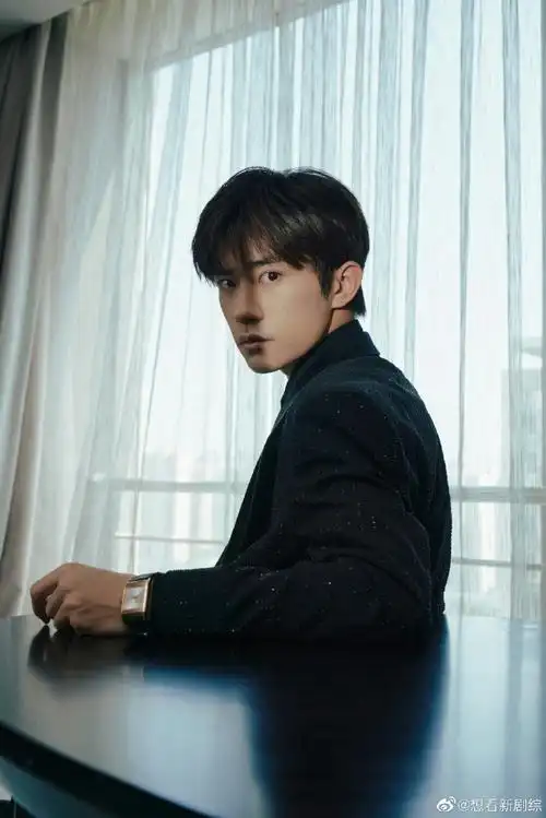 易烊千玺黑色西装杀#最新发布的预告片里,易烊千玺的穿搭愈发成熟汉