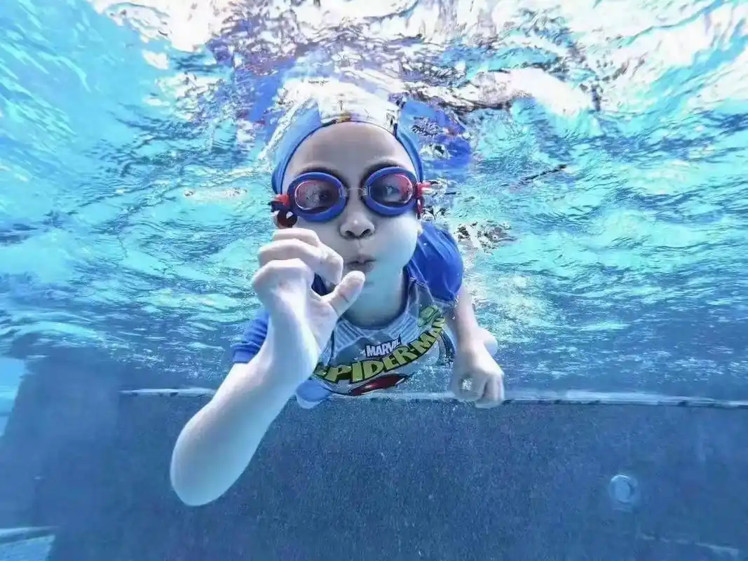 儿童游泳.暑期班开始咯!全程水下教学05  一期报名原价2 - 抖音