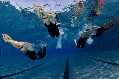 游泳,西方人,四个人,体育馆,游泳池,横图,室外,白天,仰视,锻炼,快乐