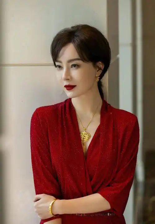 陈数出席活动,穿大红裙靓丽吸睛,涂大红唇气场全开_气质_造型_显得