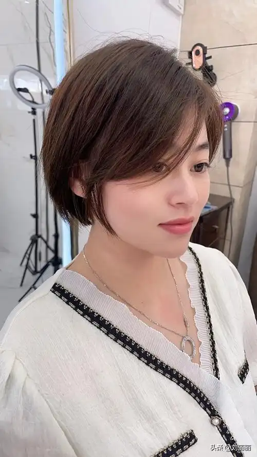 那可以试试这种波波头的短发,立体时上还不失温柔,后区通过层次的堆积