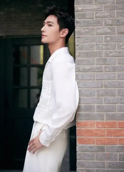 杨洋插兜随拍##杨洋侧拍写真