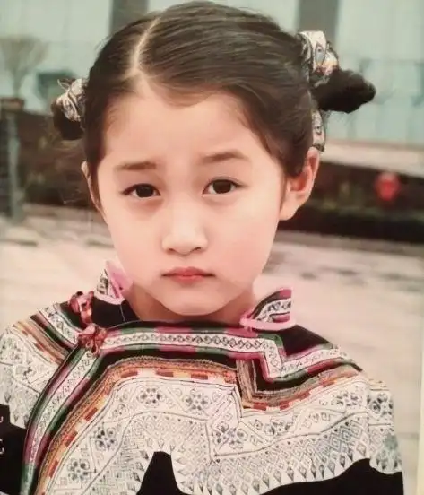 更是继承了其母亲的美貌,关晓彤是童星出道,从小就演过很多电视剧,被