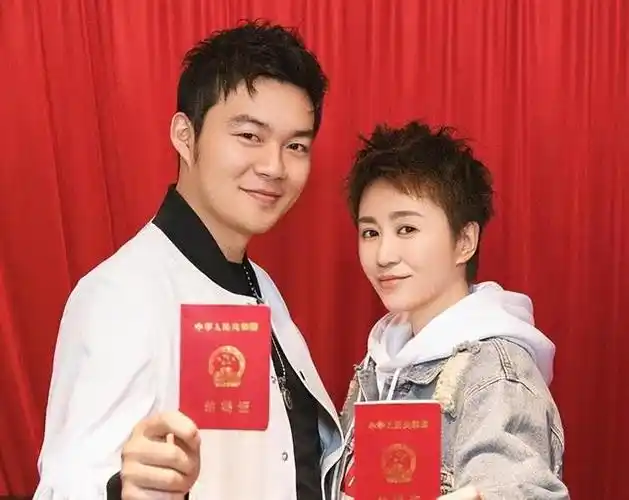 演员马丽38岁高龄为小11岁丈夫生孩子是我人生中最正确的决定