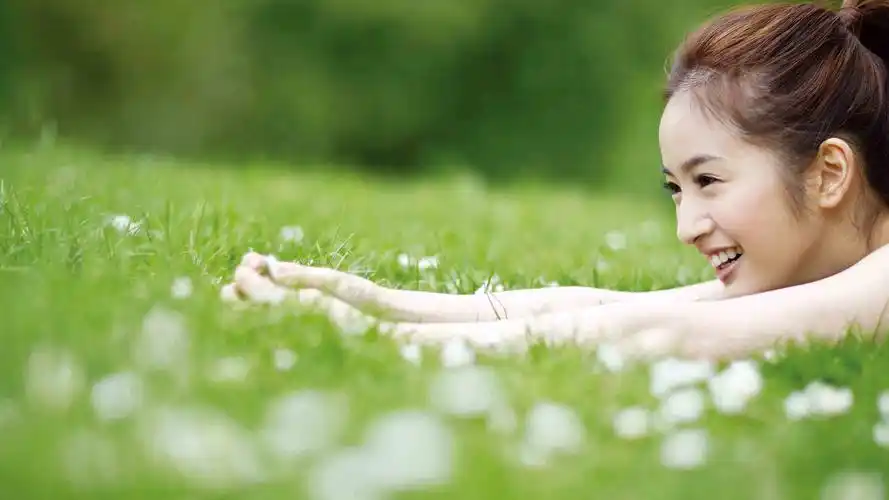 甜美女神林依晨趴草地摄影电脑桌面壁纸