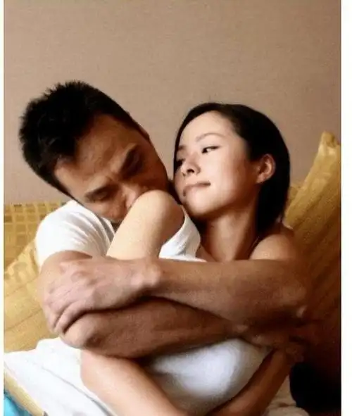 吴镇宇的妻子正待在家中产下孩子,然而他却与江一燕在街上表现出甜蜜