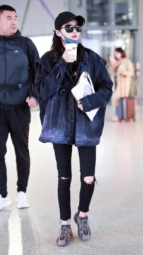 4月28日,关晓彤现身上海机场.身穿着破洞牛仔裤秀出笔直修长双腿