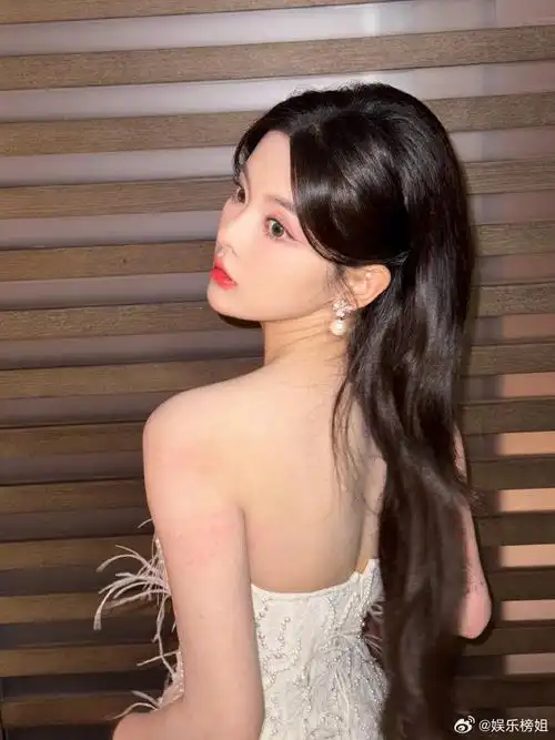 杨超越钉珠蕾丝裙