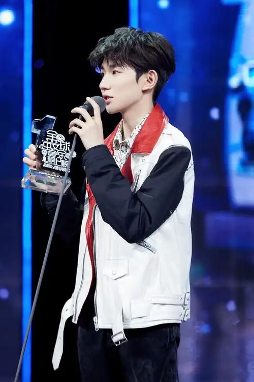 王源斩获两项音乐大奖 原创新锐备受认可