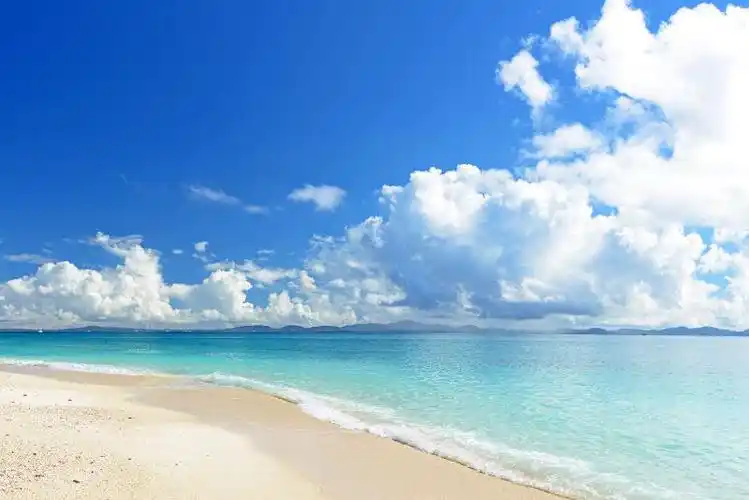 蓝天白云下的美丽海滩