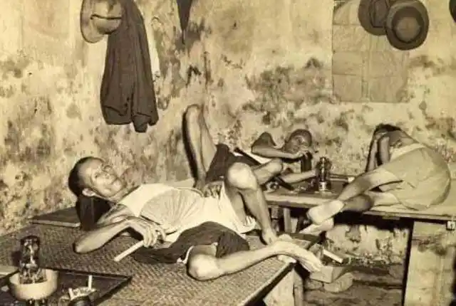 实拍清朝吸食鸦片现场男的骨瘦如柴女的媚态毕露