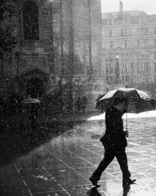 行走在风雨中的人