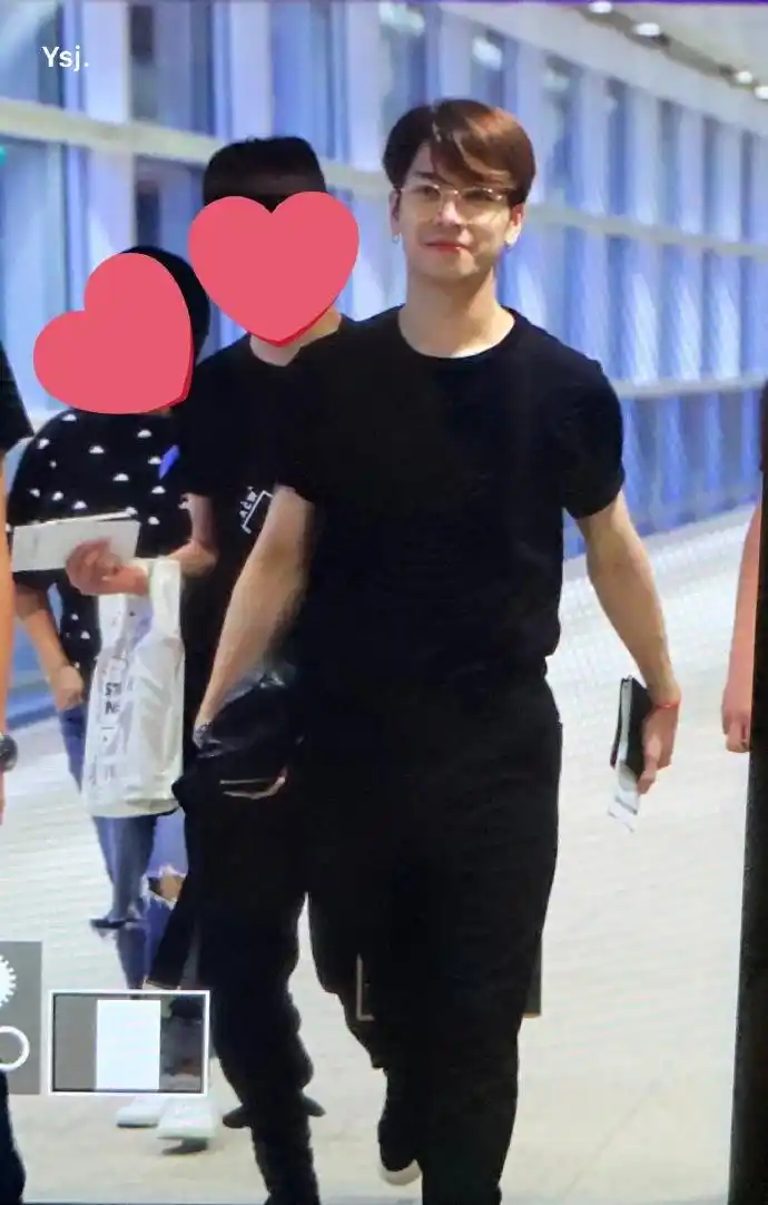 王嘉尔因个人行程抵达香港 为参加发小婚礼特地赶来?