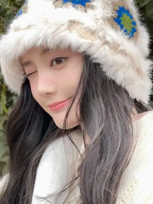 李一桐晒胶片感随拍 甜美笑容宛若初恋