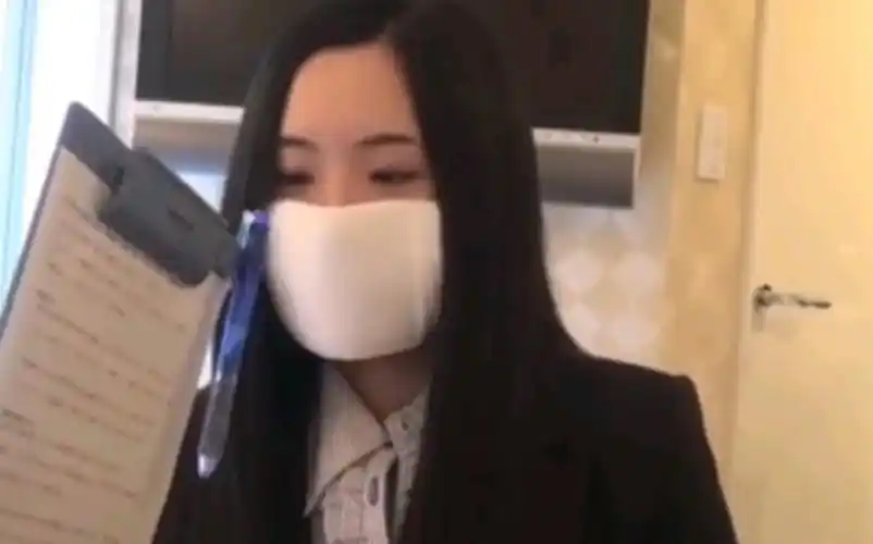 戴纱布口罩的美女2