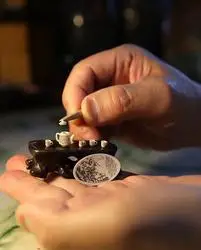 济南:探访微雕创作者 头发丝也能雕刻作品