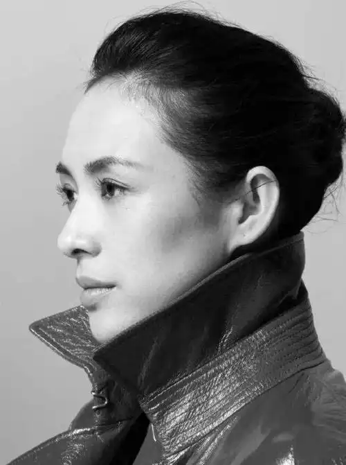 章子怡的侧颜娇艳妩媚风情万种魅力四射十分迷人