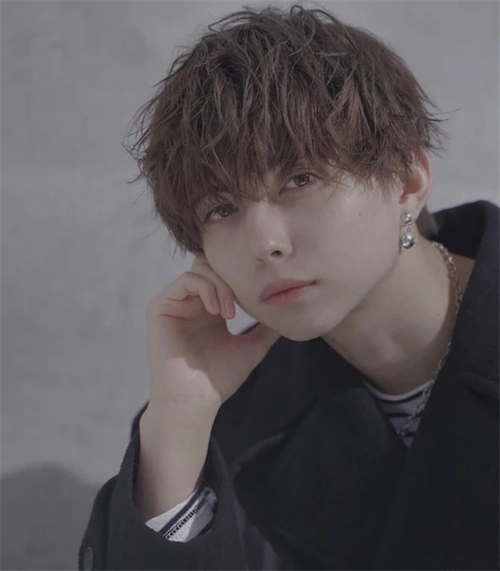 若想设计同款发型,除了脸型小巧外,头发需要留到一定的长度才可以.