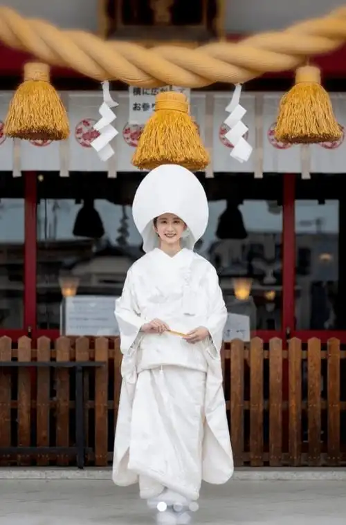 她上传了自己身穿白无垢的新娘照片,并写到"致一直以来支持我的各位