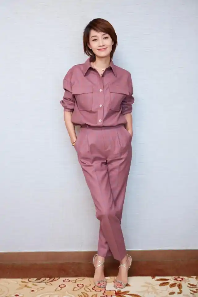 马伊琍头发留长减龄还嫌不够搭配小白鞋大玩踢腿更显少女身材