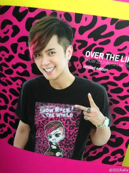 罗志祥拍《无极限》的mv是什么发型?顺便帮我截一张照片.谢谢