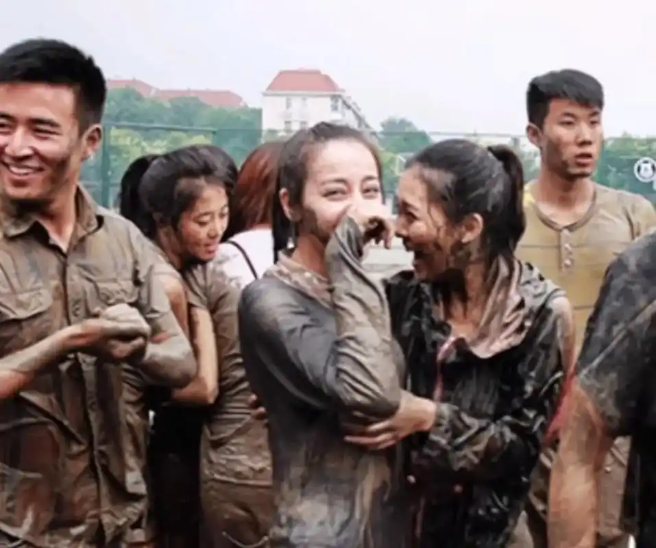 那个时候的小迪笑的好开心呀. #迪丽热巴 #麻辣变形计 #青 - 抖音