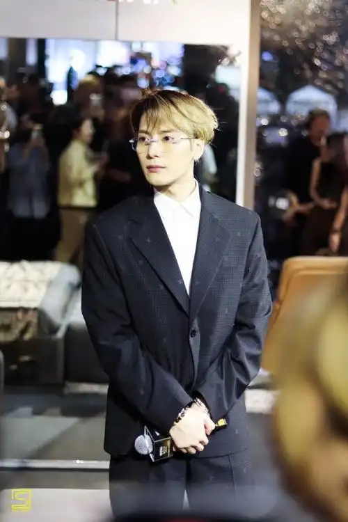 泰国雀巢咖啡品牌活动@王嘉尔相关媒体图谁能抵挡住眼镜嘉的魅力03