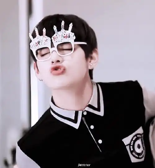 金泰亨超话95#金泰亨心动瞬间#嘟嘴好可爱哦>_ 最36猪猪包01