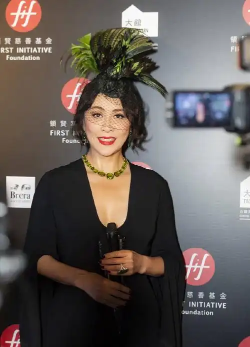 刘嘉玲出席活动,头顶绿色羽毛代表什么呢?