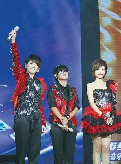 2011快乐女声总决赛的冠军段林希(中),亚军洪辰(右),季军刘忻(左).